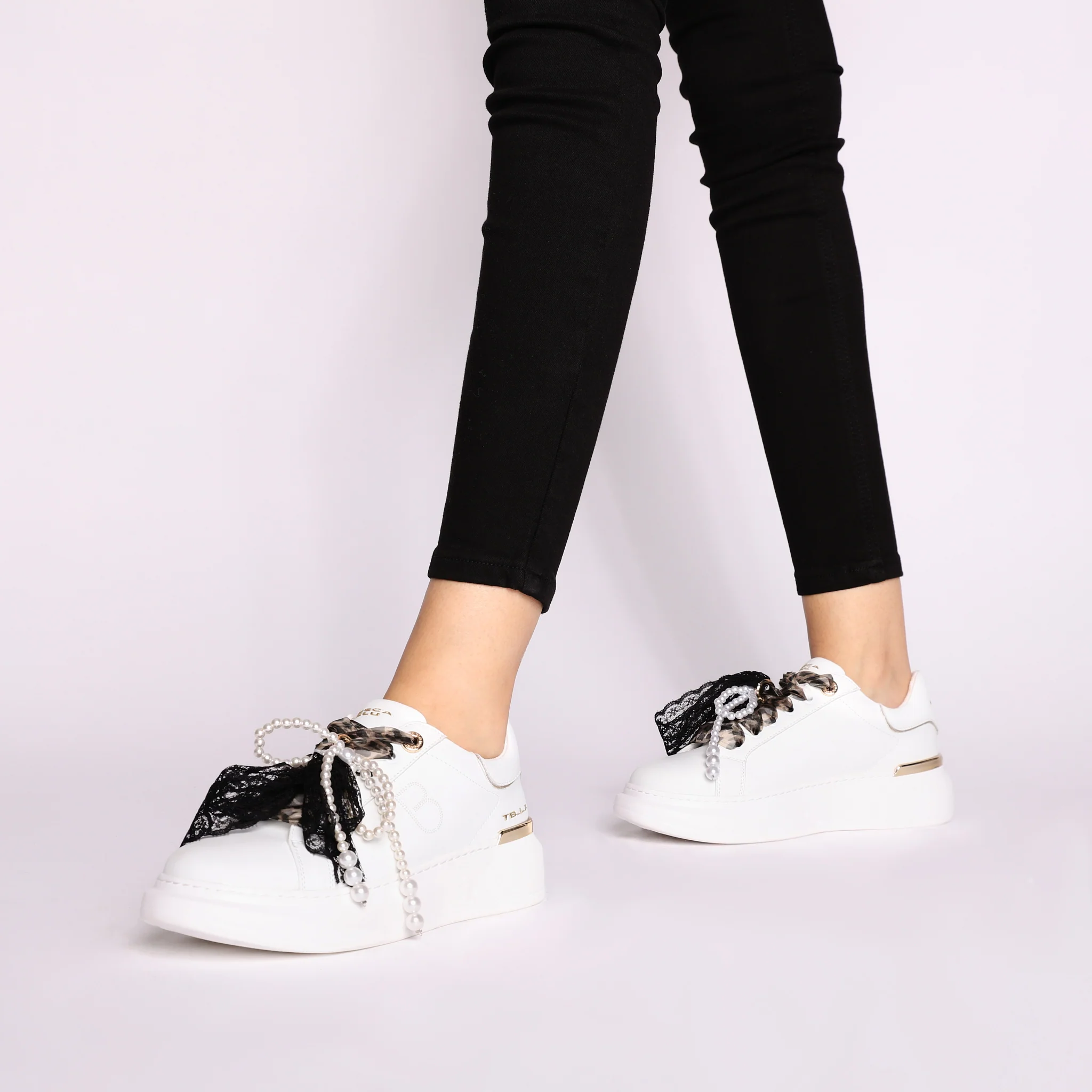 Sneaker Carol in pelle con fiocchi e perle colore bianco - Image 2