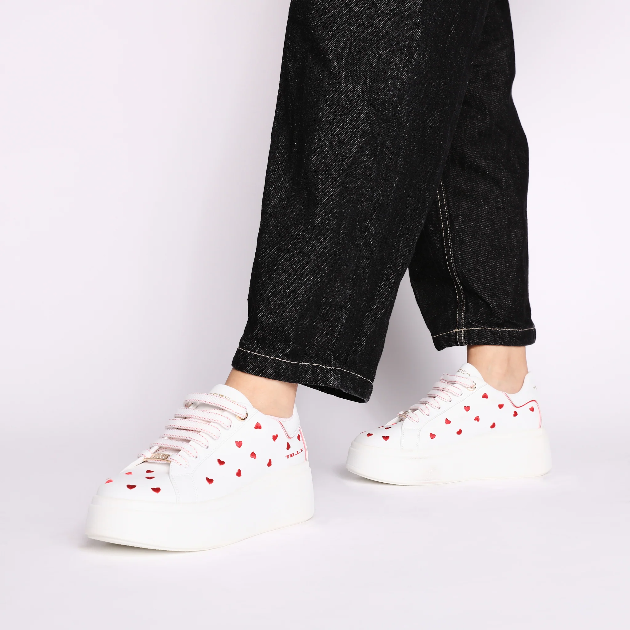 Sneaker Clara in pelle con cuori ricamati colore bianco/rosso - Image 2
